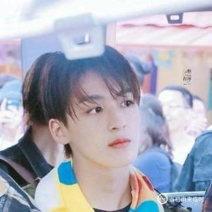 何洛洛资料个人资料,青春偶像的闪耀之路